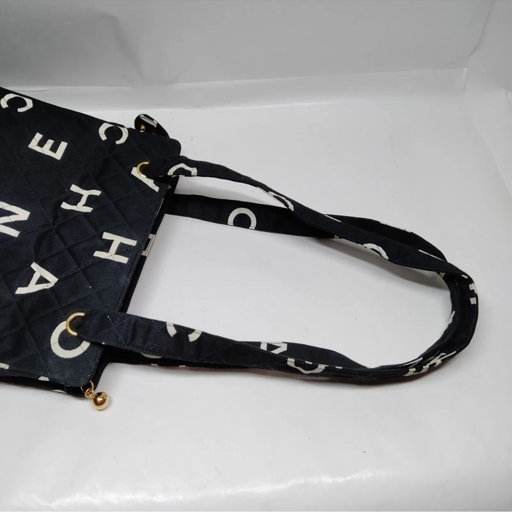 CHANEL Black and White Quilted Logo Shoulder Bag - Picture 4 of 10